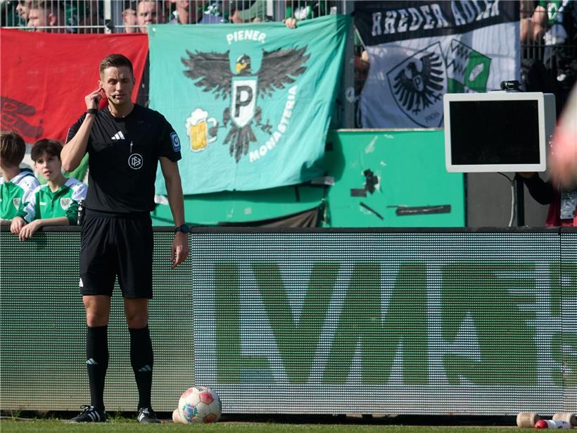 Felix Bickel vertraut blind auf den Keller im Fußballspiel, Fokus auf Teamarbeit und Strategie