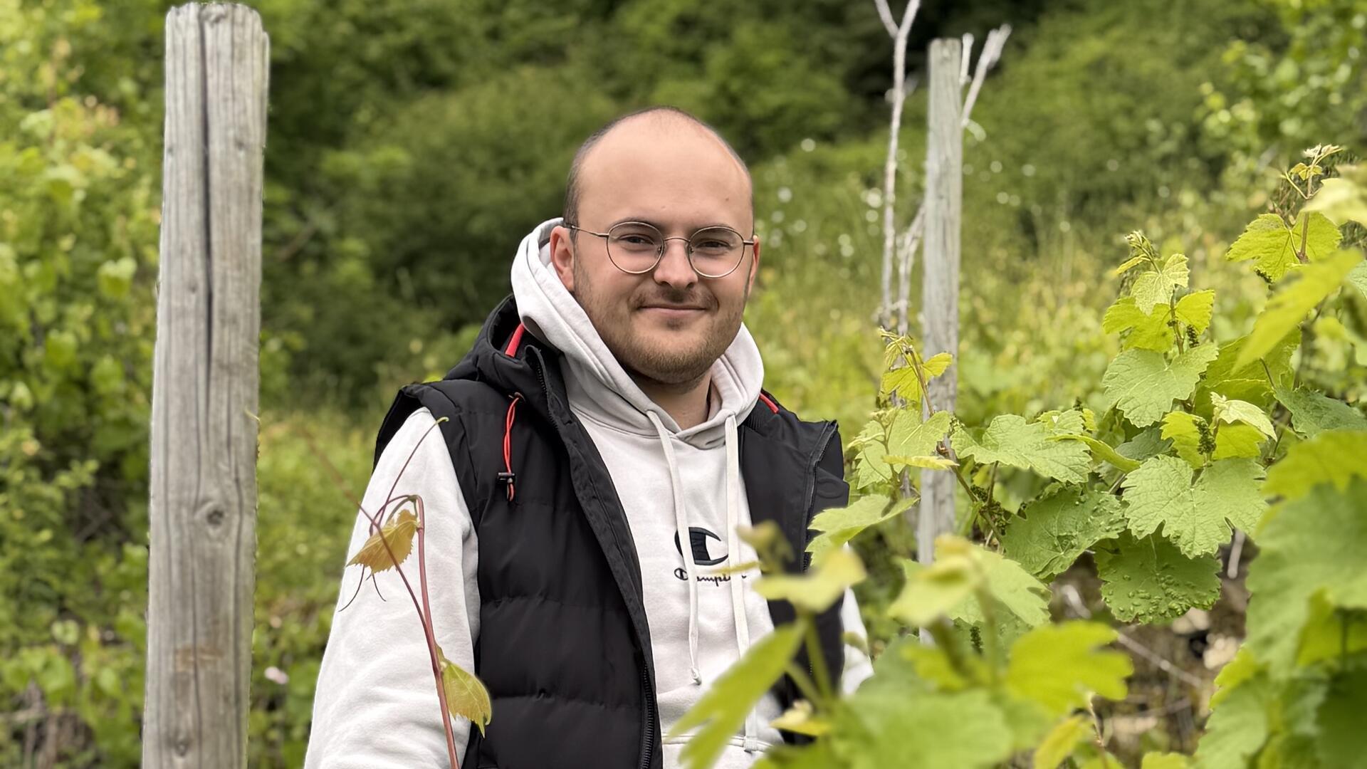 Felix Weyer (26) hat Weinbau studiert. Neben der Arbeit im Familienbetrieb kümmert er sich im Leader-Büro „Miselerland“ um das Wein-/Brachflächenmanagement.