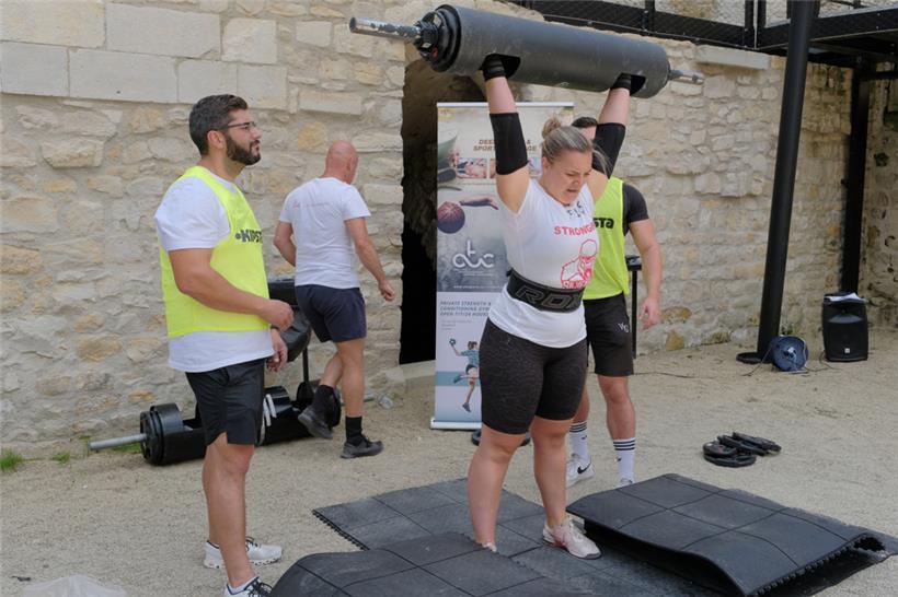 Femke Huisman wurde Erste bei den Frauen: Hier beim „Log Lift“ schaffte sie innerhalb von zwei Minuten 19 Wiederholungen
