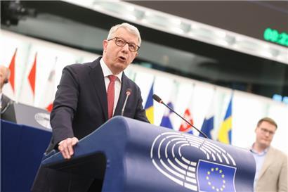 Fernand Kartheiser am Rednerpult im EU-Parlament in Straßburg: Fraktionslose verfügen auch über weniger Redezeit im Plenum
