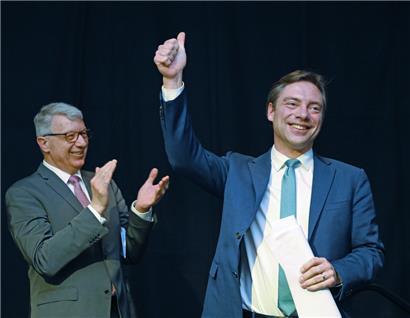 Fernand Kartheiser beglückwünschte den ADR-Spitzenkandidaten Fred Keup
