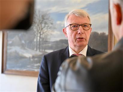 Fernand Kartheiser bei politischer Debatte, nach Ausschluss aus EKR-Fraktion wegen Russland-Verbindungen