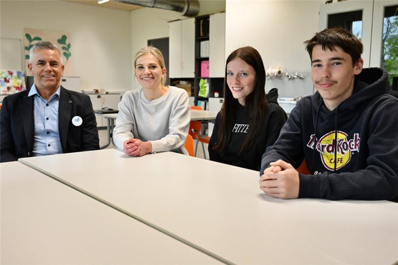 Fernand Schaber (Präsident der „Unity Foundation“), Catherine Weiler („éducatrice graduée“ am Mondorfer „Lycée“), Charlie Eiffes und Erik Van Asten
