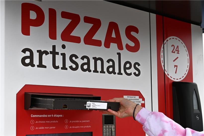 Fertig eingepackt kommt die Pizza aus dem „Ofen“. Vor Ort verspeist sie keiner. ...