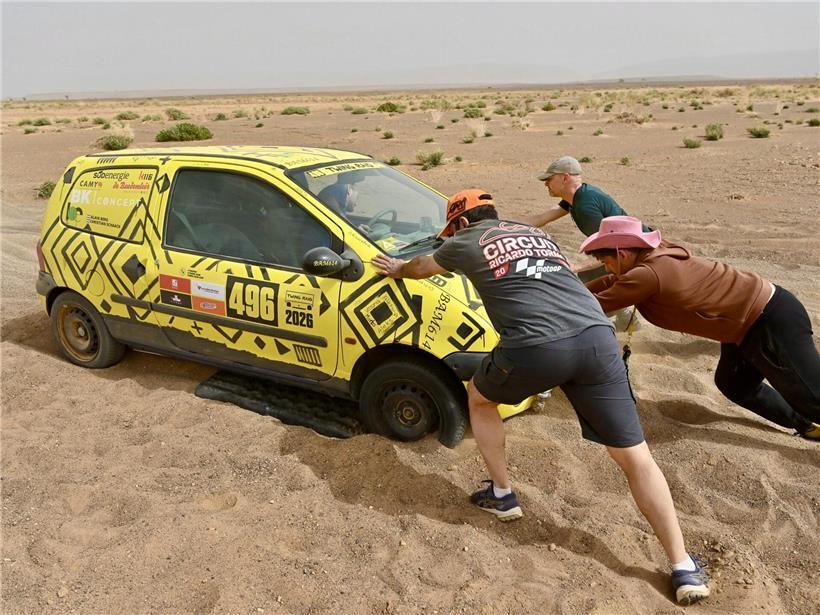 Vier Luxemburger, zwei Twingos, hundert Geschichten Geländewagen im tiefen Sahara-Sand festgefahren unter klarem blauem Himmel