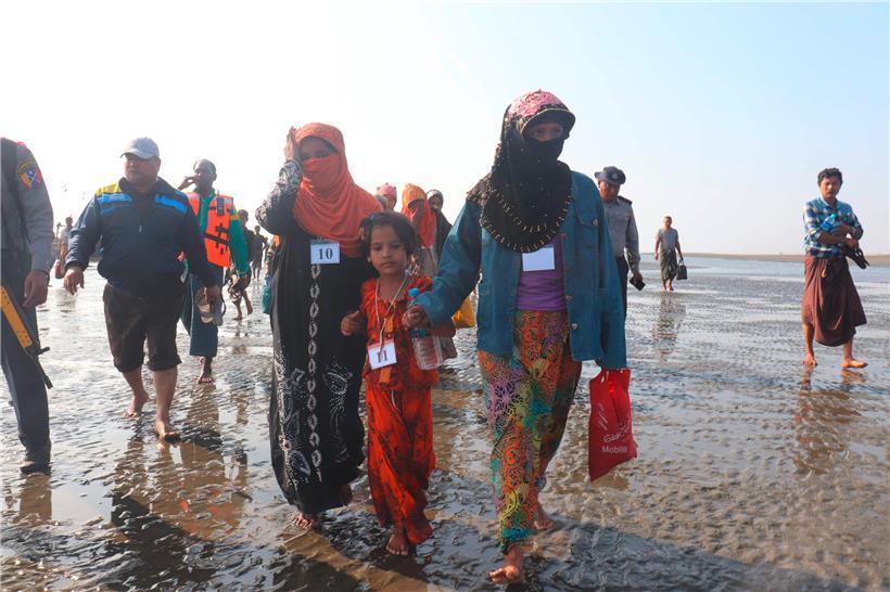 Festgenommene Rohingya nach dem Versuch, aus Myanmar zu fliehen, wo sie verfolgt werden
