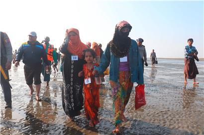 Festgenommene Rohingya nach dem Versuch, aus Myanmar zu fliehen, wo sie verfolgt werden
