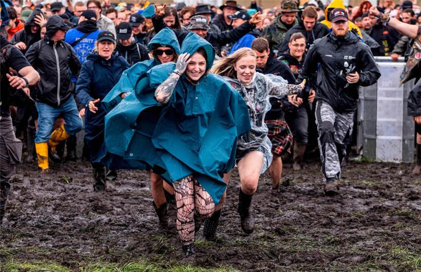 Festivalbesucher rennen nach der Öffnung des „Infields“ vor den Hauptbühnen um die besten Plätze
