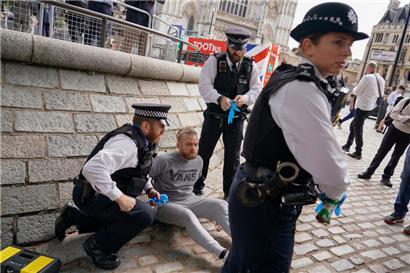 Festnahme eines Demonstranten gestern in London: Das Königreich sieht unruhigen Zeiten entgegen
