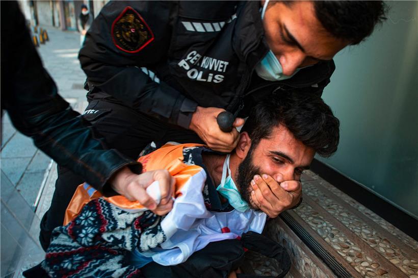 Festnahme eines Teilnehmers an einer 1.-Mai-Veranstaltung in Istanbul: Die EU-Parlamentarier kritisieren in ihrem Bericht ebenfalls die Einschränkung der Meinungsfreiheit und politischen Betätigung, des Weiteren die zunehmende Polizeigewalt in der Türkei
