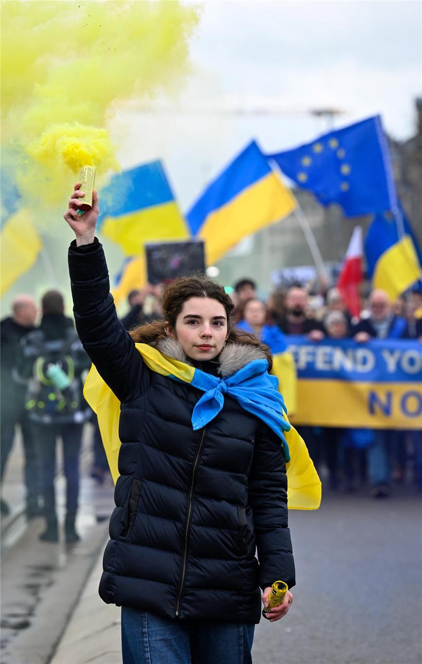 Demonstration anlässlich des bevorstehenden Jahrestages der russischen Großinvasion Feuer und Flamme Symbol mit ukrainischer Flagge als Zeichen der Solidarität und Unterstützung für die Ukraine