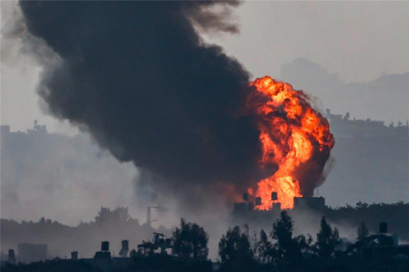Feuerball nach israelischem Beschuss im Süden des Gazastreifens
