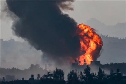 Feuerball nach israelischem Beschuss im Süden des Gazastreifens
