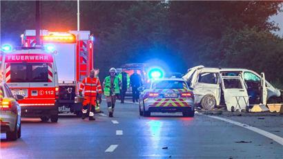 Feuerwehr und Polizei sind an der Unfallstelle auf der A48 im Einsatz. Bei dem Unfall eines Kleinbusses nahe Koblenz sind in der Nacht mindestens drei Menschen tödlich verletzt worden.
