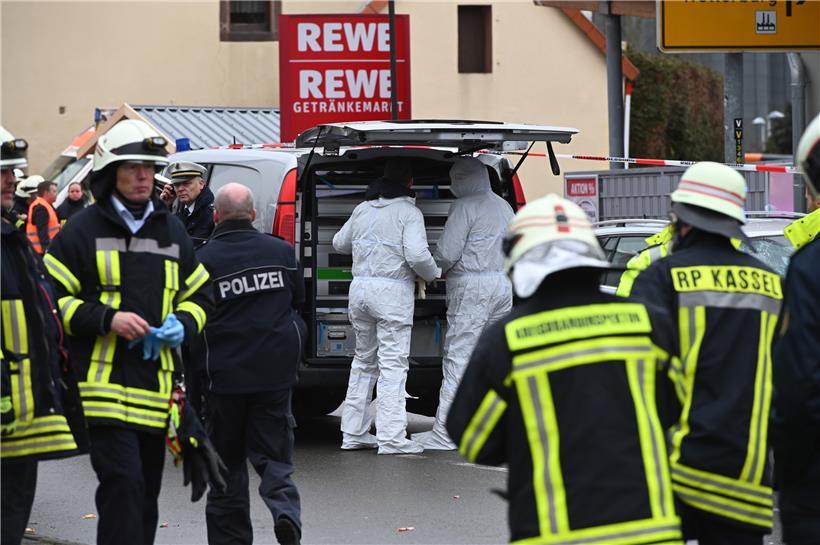 Feuerwehr und Polizei stehen an der Unfallstelle. Im nordhessischen Volkmarsen i...
