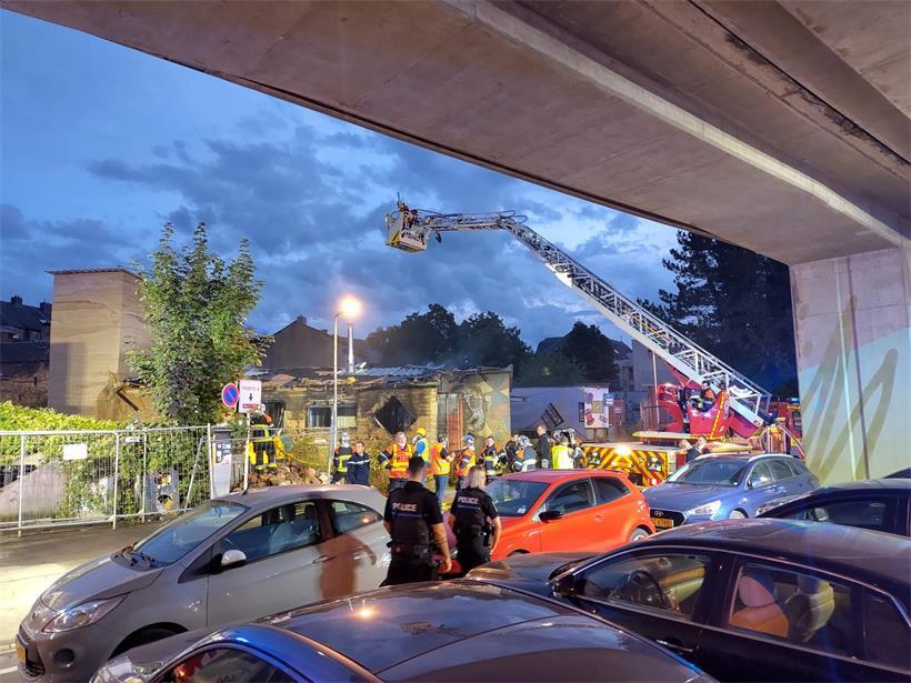 Großbrand im Escher „Benu Village“ – Feuer laut CGDIS unter Kontrolle