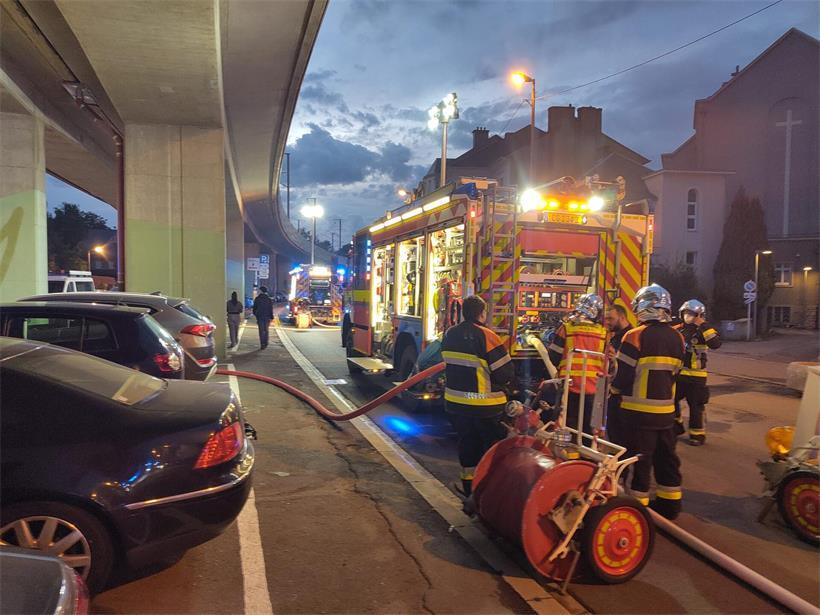 Großbrand im Escher „Benu Village“ – Feuer laut CGDIS unter Kontrolle