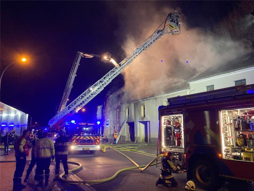 Feuerwehrkräfte aus sechs Einsatzzentren bekämpften Samstagnacht ein Feuer in Strassen
