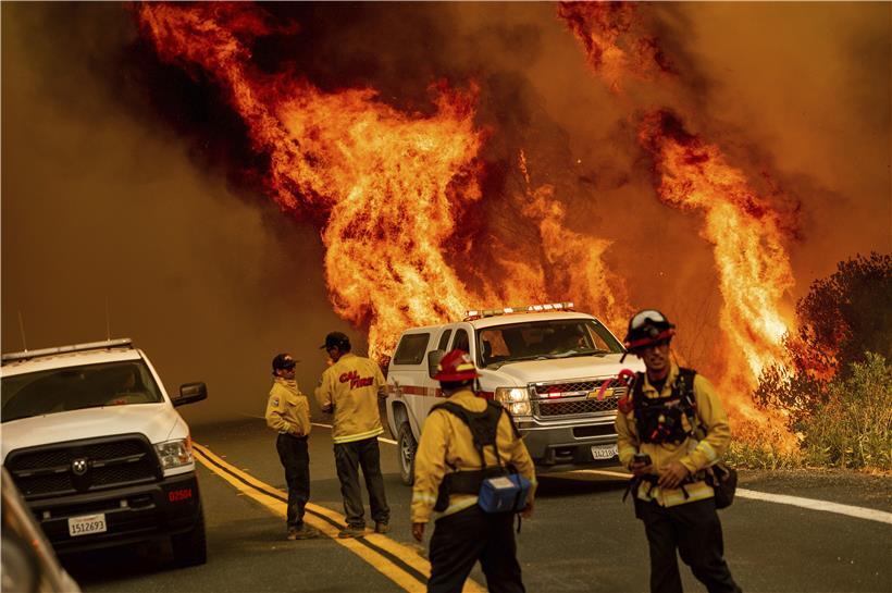 Feuerwehrkräfte versuchen das Feuer an der Butts Canyon Road unter Kontrolle zu bringen
