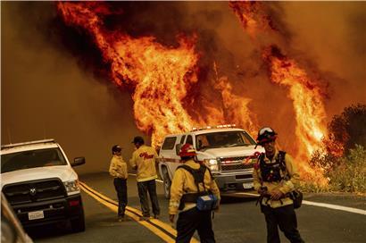 Feuerwehrkräfte versuchen das Feuer an der Butts Canyon Road unter Kontrolle zu bringen
