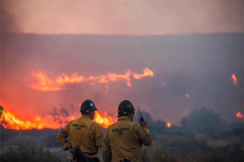 Feuerwehrleute am 23. Januar nordwestlich von Los Angeles. Trotz der steigenden Zahl von Naturkatastrophen spielt der Klimaschutz zurzeit in der Politik weltweit nur eine untergeordnete Rolle.
