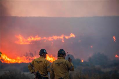 Feuerwehrleute am 23. Januar nordwestlich von Los Angeles. Trotz der steigenden Zahl von Naturkatastrophen spielt der Klimaschutz zurzeit in der Politik weltweit nur eine untergeordnete Rolle.
