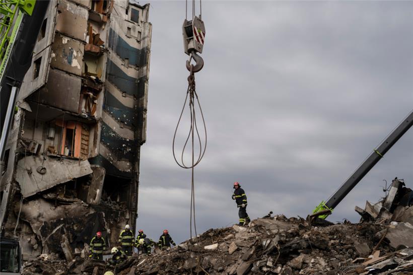 Feuerwehrleute arbeiten an einem zerstörten Wohnhaus in Borodjanka
