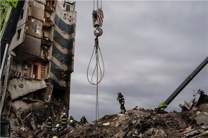 Feuerwehrleute arbeiten an einem zerstörten Wohnhaus in Borodjanka
