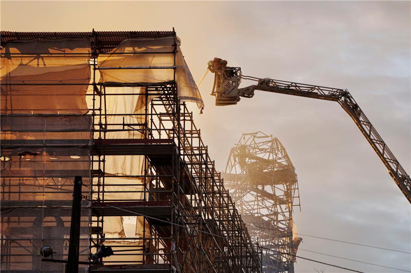 Feuerwehrleute arbeiten daran, den Brand vollständig zu löschen 
