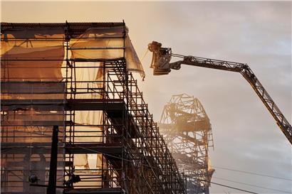 Feuerwehrleute arbeiten daran, den Brand vollständig zu löschen 
