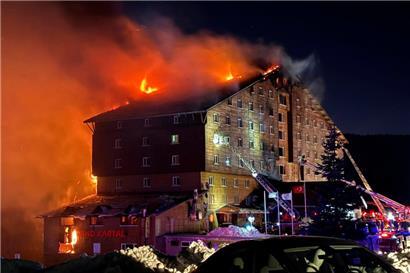 Feuerwehrleute arbeiten daran, ein Feuer in einem Hotel im Skigebiet in der Provinz Bolu im Nordwesten der Türkei zu löschen
