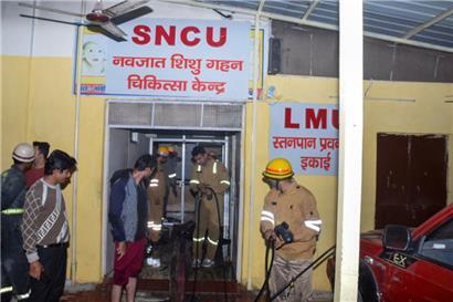 Feuerwehrleute arbeiten nach einem Brand in einer Neugeborenen-Intensivstation im Krankenhaus des Jhansi Medical College. Bei dem Großbrand in der Intensivstation für Neugeborene sind mindestens zehn Babys ums Leben gekommen, 16 weitere wurden leicht verletzt
