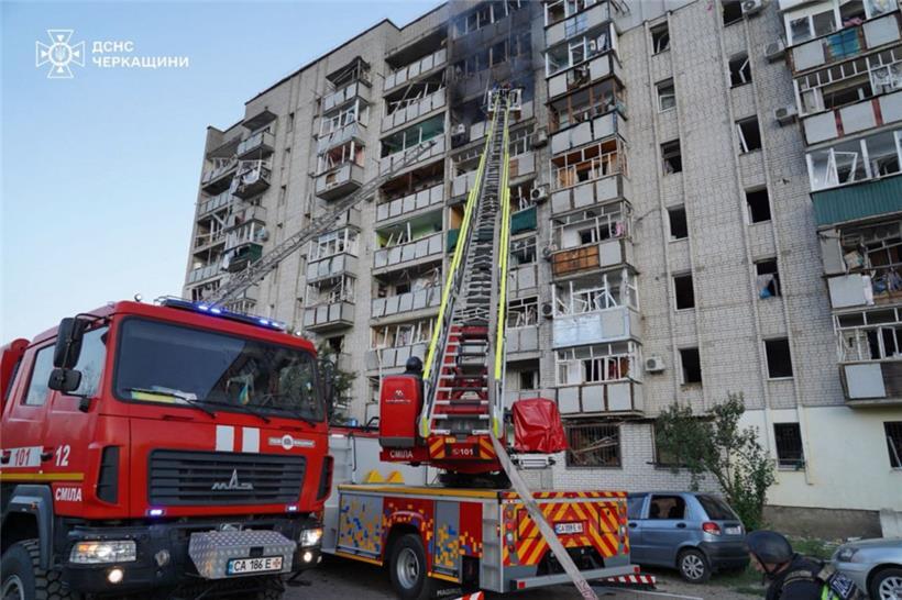 Feuerwehrleute bei der Löschung eines Brandes in einem Wohnhaus nach einem russischen Angriff in der Stadt Smila
