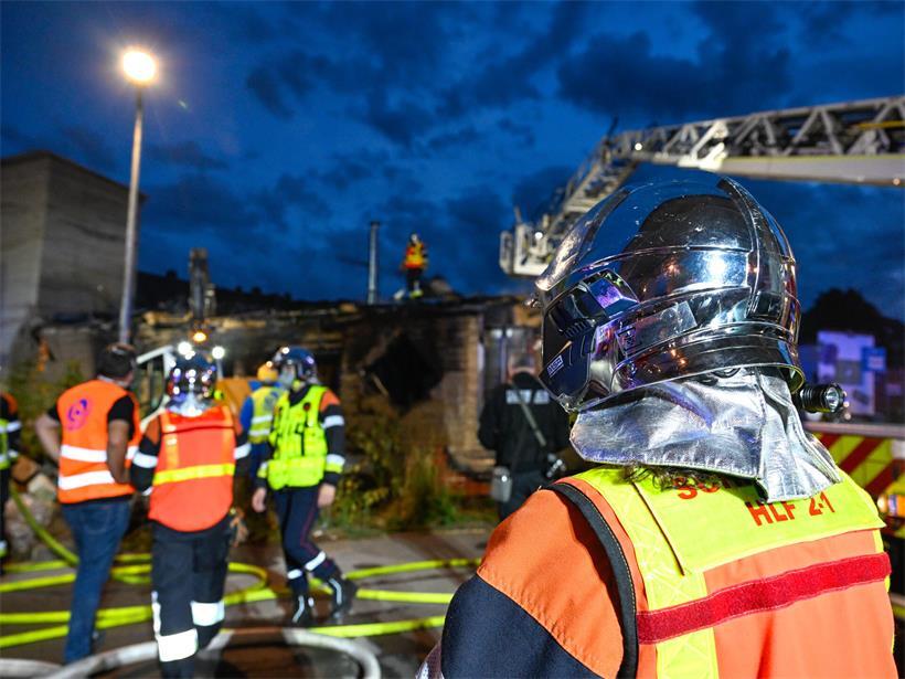Großbrand im Escher „Benu Village“ – Feuer laut CGDIS unter Kontrolle