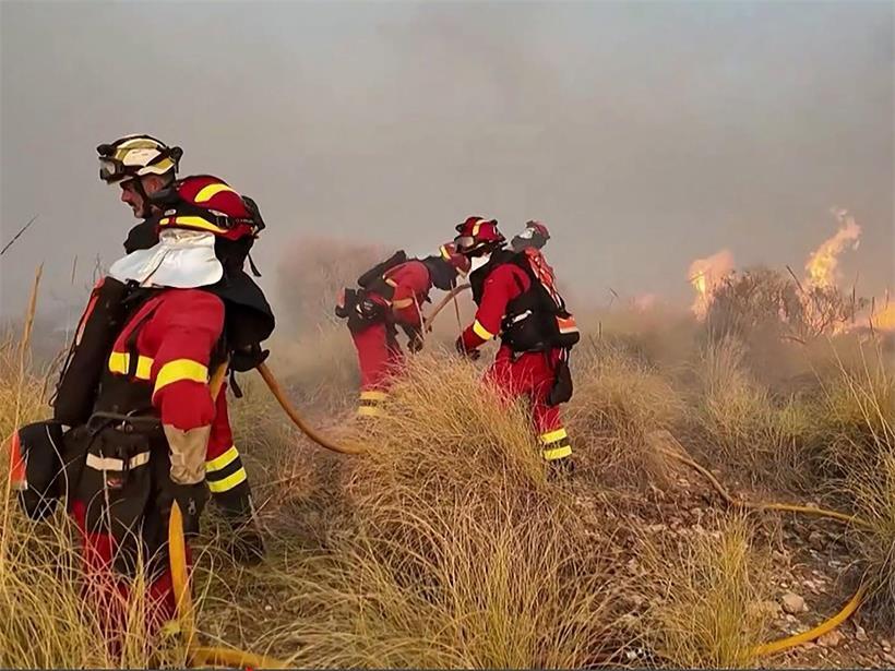 Feuerwehrleute löschen Brand in Bedar, Los Gallardos, Almeria, Einsatz bei Gebäudefeuer am Tag