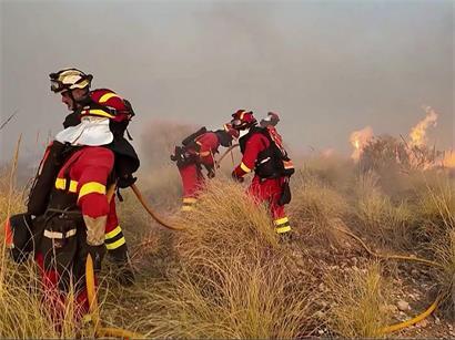 Feuerwehrleute löschen Brand in Bedar, Los Gallardos, Almeria, Einsatz bei Gebäudefeuer am Tag