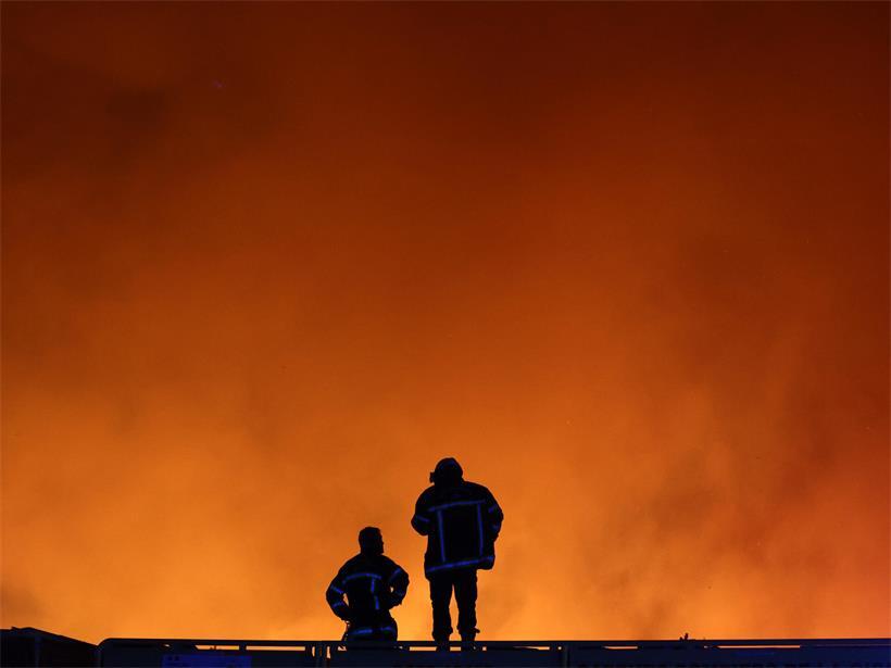 Beispiellose Waldbrände bringen Frankreich und Spanien an ihre Grenzen Feuerwehrleute beobachten einen Waldbrand in Le Porge im Südwesten Frankreichs