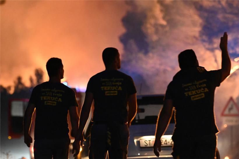 Feuerwehrleute beobachten einen Waldbrand in der Nähe von Zaton in Kroatien
