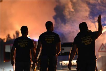 Feuerwehrleute beobachten einen Waldbrand in der Nähe von Zaton in Kroatien
