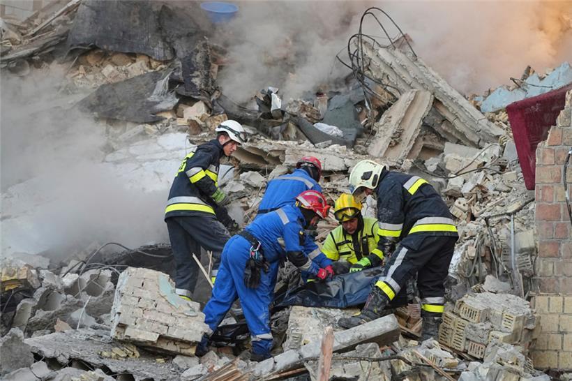 Feuerwehrleute bergen die Leiche eines Opfers nach einem russischen Angriff aus den Trümmern eines Gebäudes
