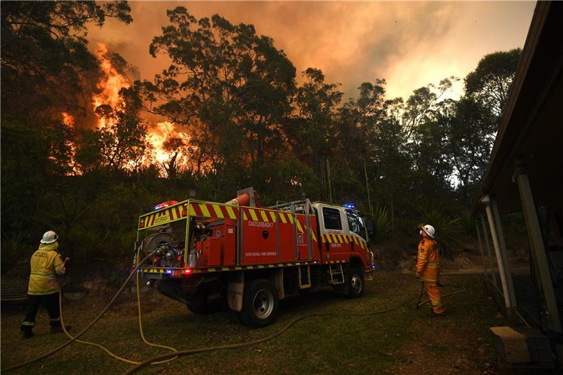 Feuerwehrleute der New South Wales Feuerwehrbehörde bei der Arbeit in Kulnura nordwestlich von Sydney
