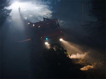 Feuerwehrleute kämpfen am Montag in der Dunkelheit im Naturschutzgebiet Hohes Venn weiter gegen einen der größten Waldbrände der belgischen Geschichte. Die Bekämpfung des Brandes ist wegen des torfhaltigen Bodens in dem Naturschutzgebiet besonders schwierig. 