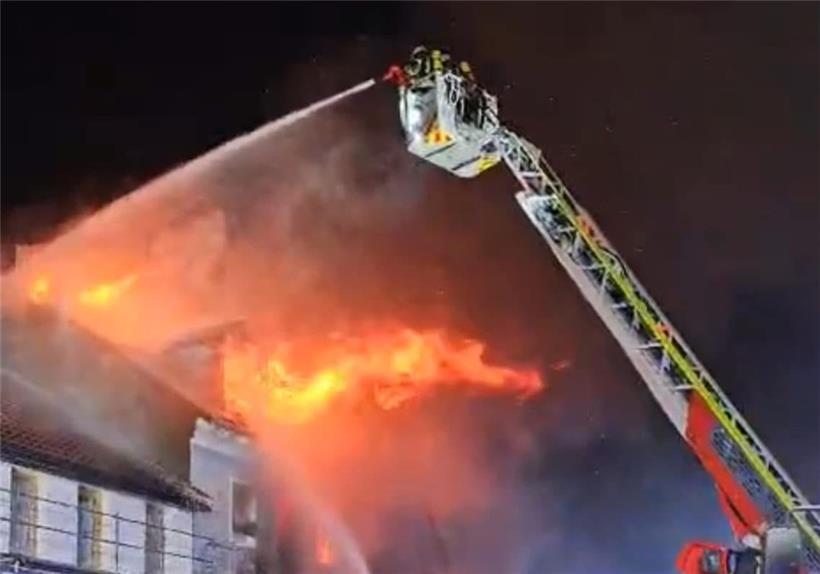 Feuerwehrleute löschen den Brand am Heiligabend in Hockweiler
