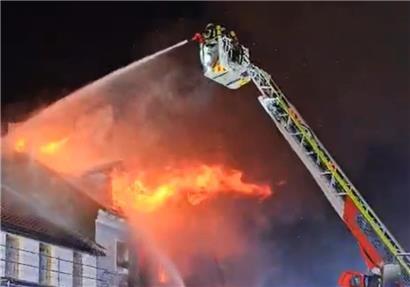 Feuerwehrleute löschen ein Feuer in einem Einfamilienhaus: Beim Brand ist der Bewohner des Hauses schwer verletzt worden

