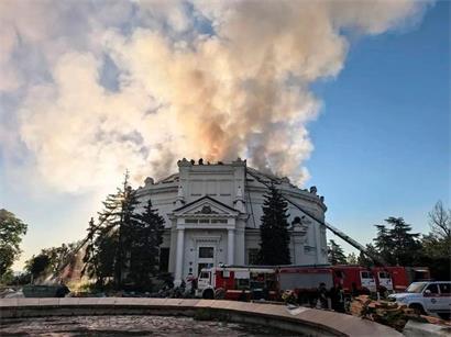 Feuerwehrleute löschen Brand am Panorama-Gebäude „Verteidigung von Sewastopol 1854-1855“ nach ukrainischem Drohnenangriff