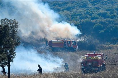 Feuerwehrleute löschen einen Brand bei Bordezac 
