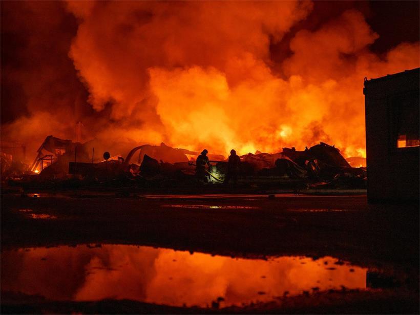 Feuerwehrleute löschten einen Brand, nachdem russische Raketen ein Lagerhaus getroffen hatten