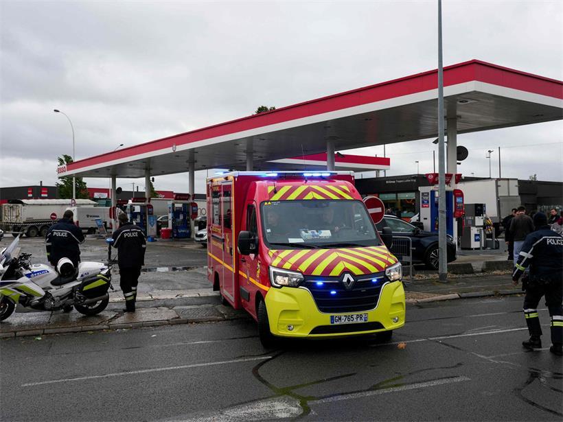 Feuerwehrleute rücken am 23. Oktober 2026 in Trappes, einem Vorort von Paris, zu einer Tankstelle aus, wo ein Mann laut Polizeiquellen aus seinem Auto heraus Schüsse abgegeben hat, wobei eine Person getötet und vier weitere verletzt wurden