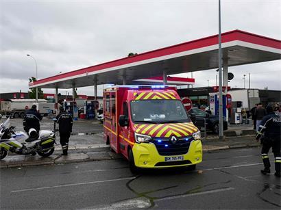 Feuerwehrleute rücken am 23. Oktober 2026 in Trappes, einem Vorort von Paris, zu einer Tankstelle aus, wo ein Mann laut Polizeiquellen aus seinem Auto heraus Schüsse abgegeben hat, wobei eine Person getötet und vier weitere verletzt wurden