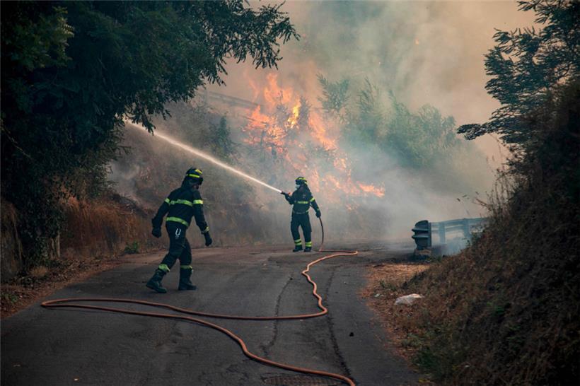 Feuerwehrleute sind in der Nähe der zentralitalienischen Stadt Massarosa im Einsatz
